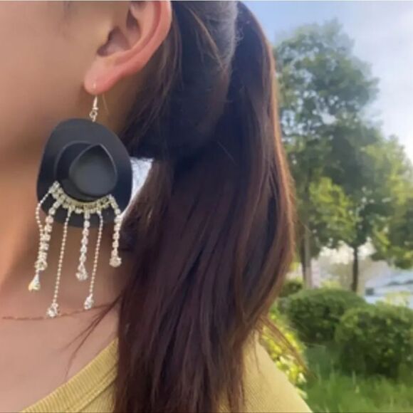 Hand Crafted Western Cowboy Elegant Black and Silver Dangle Earrings - Picture 4 of 4